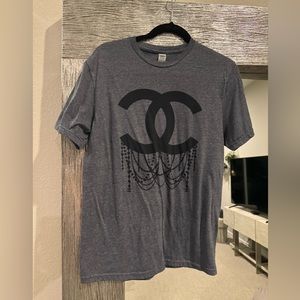 Faux Chanel T-shirt size M.